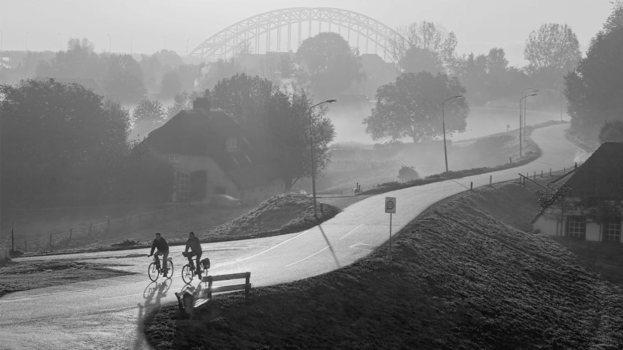 fietsers in landschap NL