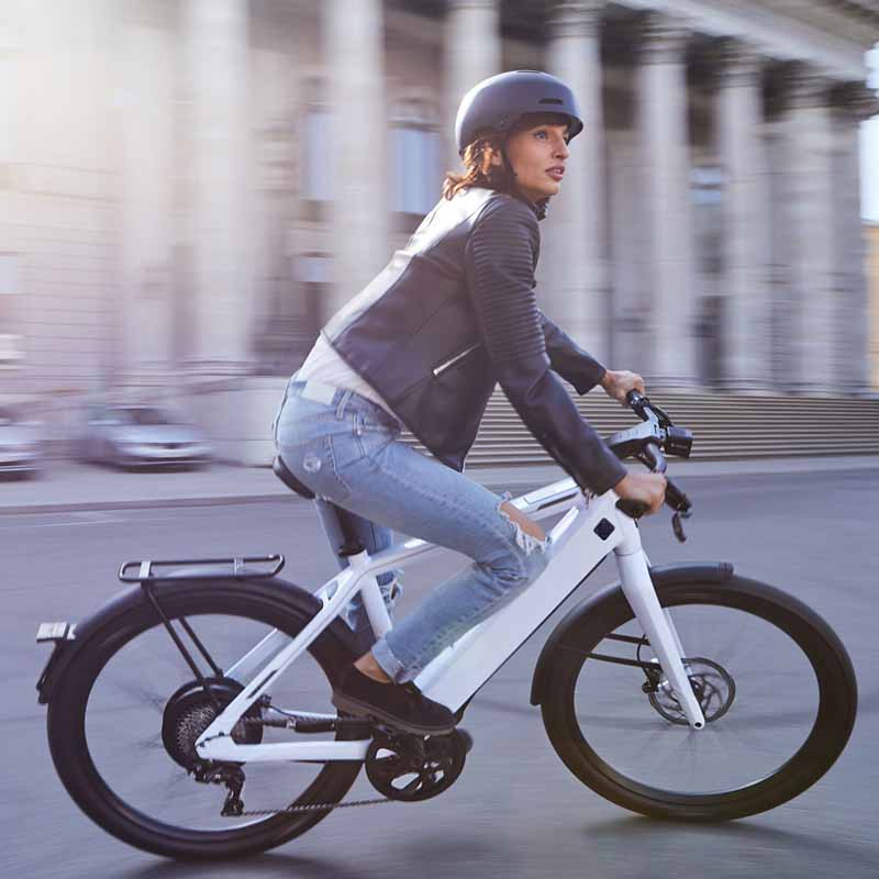 ST3 actie blok vrouw met helm naar kantoor op speed pedelec