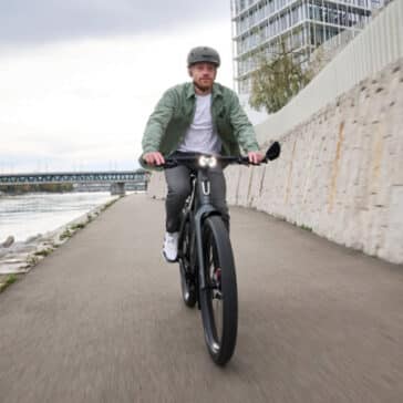 Man op Stromer ST5 Pinion rijdend naar werk over een kade