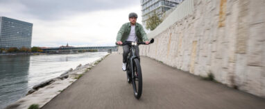 Man op Stromer ST5 Pinion rijdend naar werk over een kade