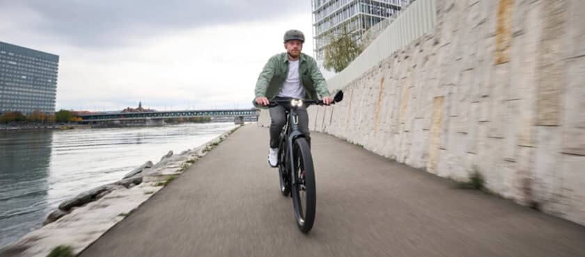 Man op Stromer ST5 Pinion rijdend naar werk over een kade