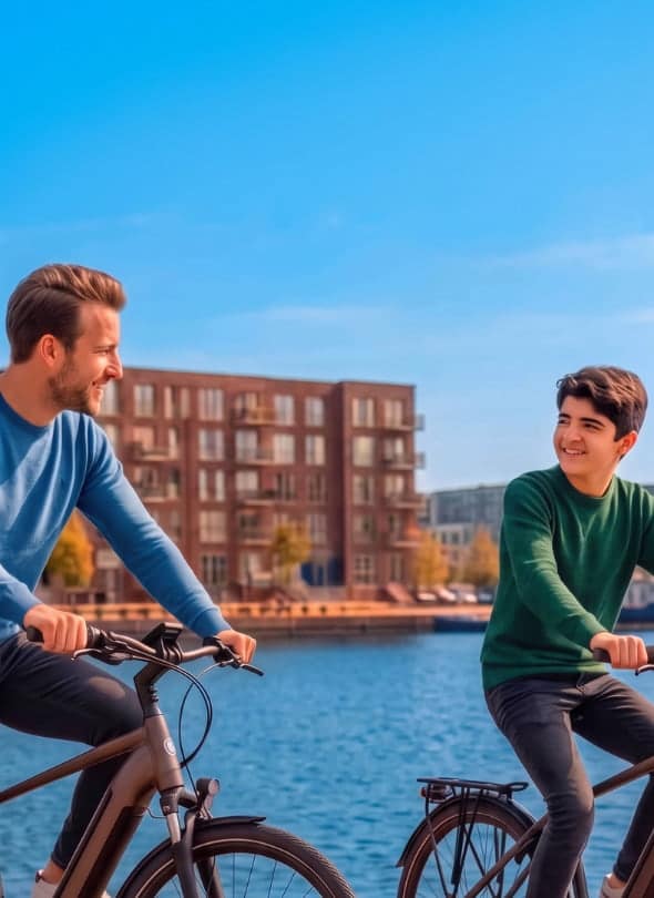 Man-en-jongen-fietsen-op-strandeiland-590x810