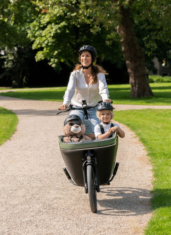 Moeder-Met-Dochter-In-Bakfiets-590x810